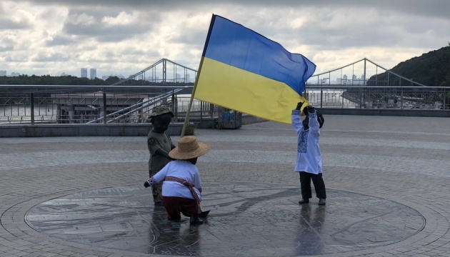 У Києві з нагоди Дня Незалежності переодягли скульптури малюків-засновників