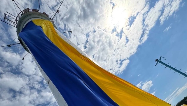 На Одеському маяку підняли велетенський прапор України