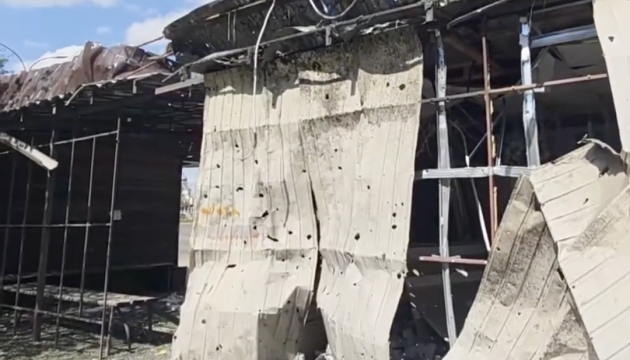 Stadtmitte Cherson unter Artilleriebeschuss, eine Verletzte