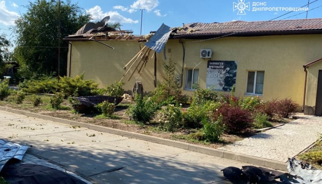 На Дніпропетровщині через обстріл РФ пошкоджена будівля пожежної команди, є поранений
