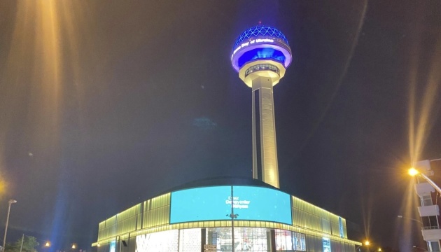 Вежу-символ Анкари та стамбульський міст підсвітили барвами прапора України