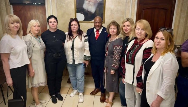 Trump’s spiritual advisor meets families of Azovstal defenders