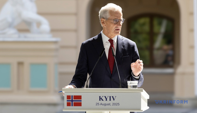 ストーレ・ノルウェー首相、多数の死傷者の出たキーウ市内の露軍ミサイル着弾地点を訪問