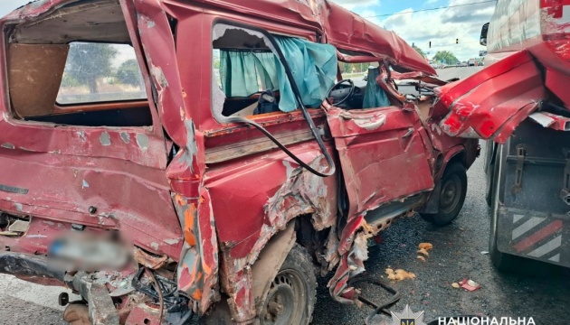 На в’їзді до Полтави зіштовхнулися дві вантажівки та мікроавтобус, є постраждалі