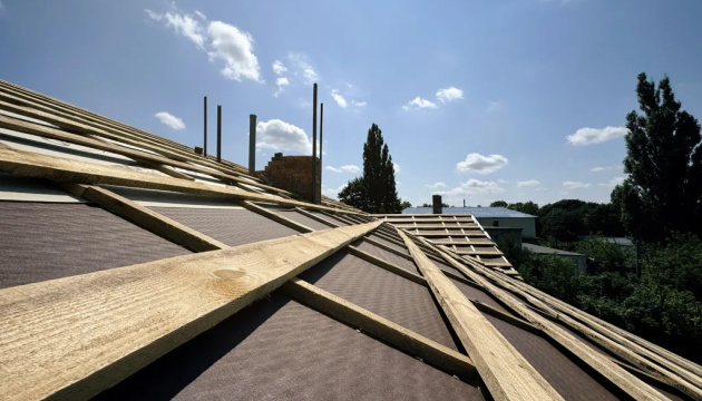 У Пісківці на Київщині відновлюють зруйнований агресором багатоквартирний будинок