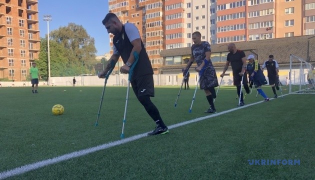 І гурт, і гарт: у Чернівцях ветеранів кличуть до ампфутбольної команди