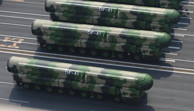 Китай на військовому параді представить зброю, здатну досягати цілей на території США - Bloomberg