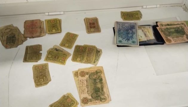На Буковині прикордонники та митники вилучили колекцію старовинних купюр
