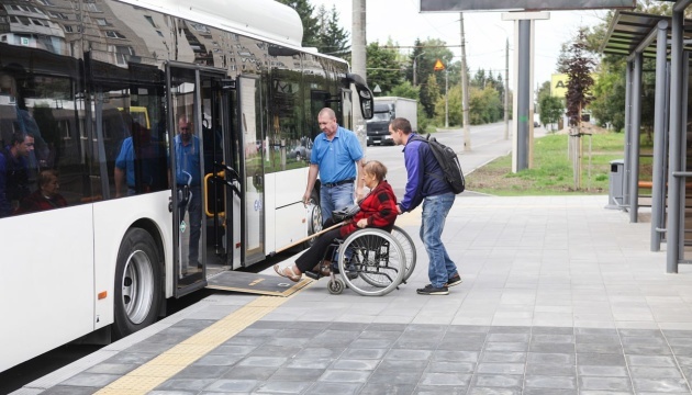 У Вінниці в межах створення безбар’єрного маршруту облаштували доступні зупинки