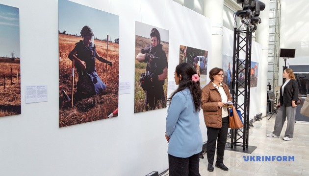 У Києві відкрили виставку «Жінки у розмінуванні»