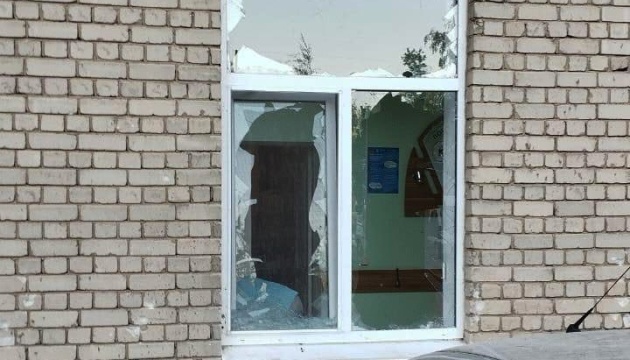 У Херсоні вночі шість російських дронів атакували медзаклад