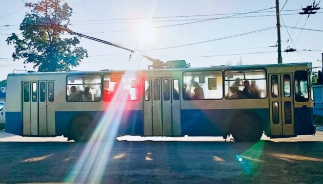 У Сумах другу добу після обстрілу РФ не курсує громадський електротранспорт