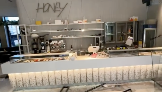 У Києві внаслідок обстрілу майже повністю зруйноване кафе-кондитерська Honey