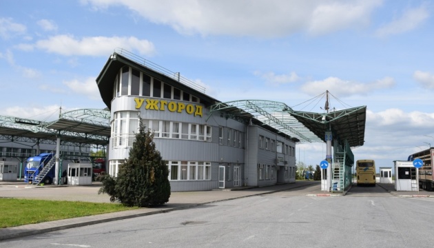 Черги на словацькому кордоні не пов'язані із дозволом на виїзд 18-22 річних - прикордонники 