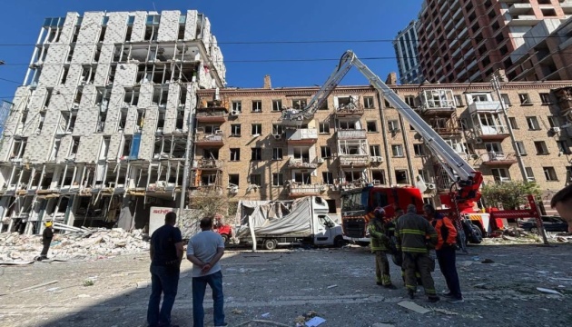 Внаслідок нічної ворожої атаки на Київ пошкоджені 225 житлових будинків, відселення потребують 23 родини