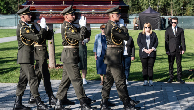 ゼレンシキー宇大統領、新しい軍記念墓地での兵士埋葬式に出席