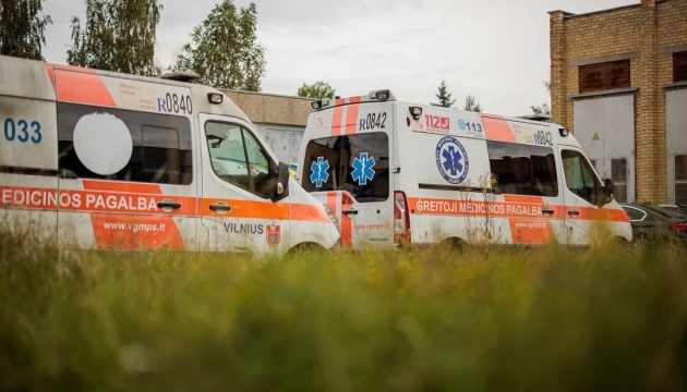 У Вільнюсі відбулася передача 11 «швидких» для українських медиків