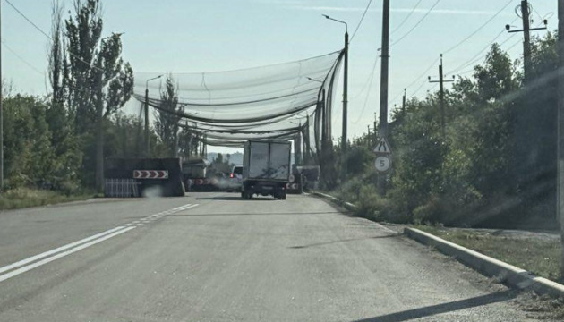 Роботи тривають майже рік: на Херсонщині встановлюють антидронові сітки на дороги