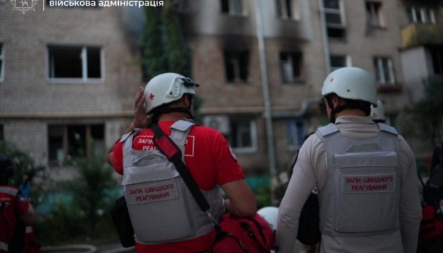 У Запоріжжі внаслідок атаки понад сто пошкоджених будинків, люди шукають прихисток