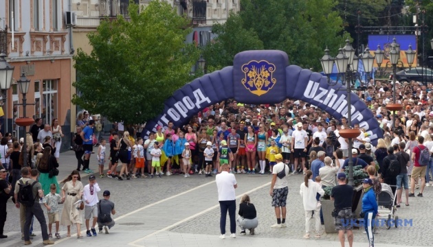 В Ужгороді стартував забіг «Шаную воїнів, біжу за героїв»