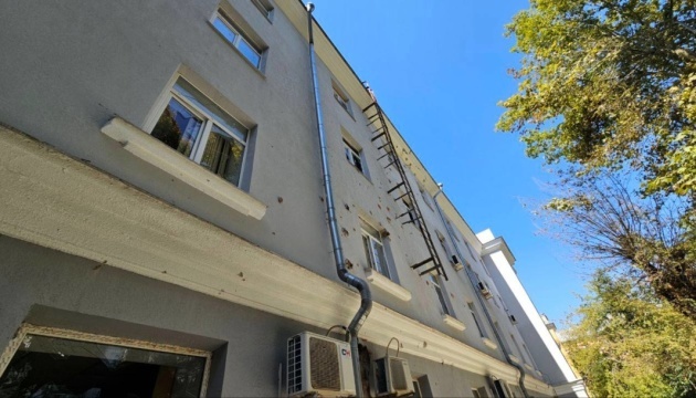 Un edificio administrativo e instituciones médica y educativa dañados por el bombardeo ruso del centro de Jersón