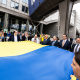Тридцятиметровий прапор України розгорнули навпроти Європарламенту
