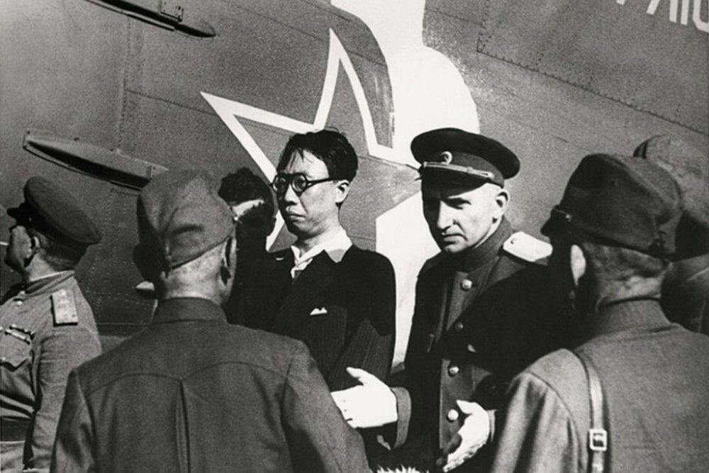 Арештований останній імператор династії Цінь Пу І та радянський офіцер; фото: Бібліотека історичної фотографії Асахі