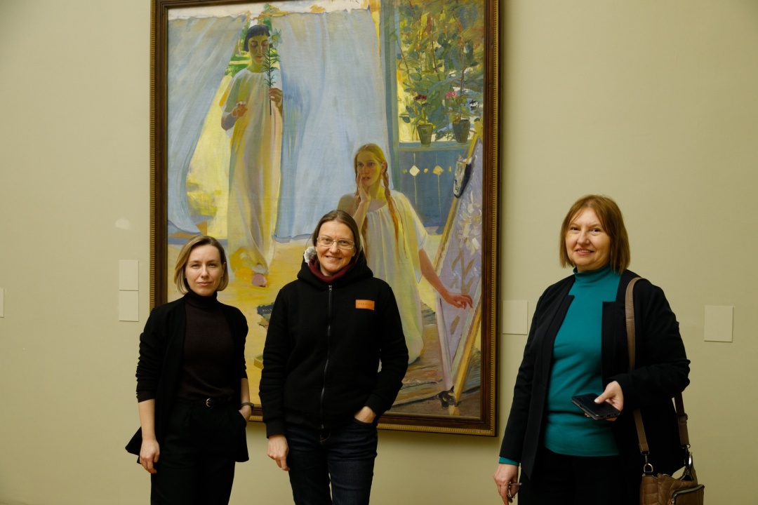 Зберігач НХМУ Марина Дроботюк, гендиректорка музею Юлія Литвинець і журналістка Валентина Самченко. Фото Кирила Чуботіна.