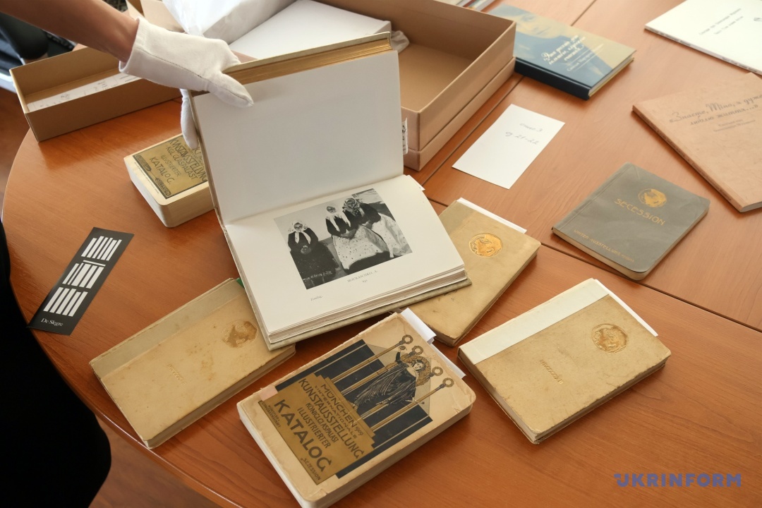 Каталоги закордонних виставок, в яких показували картини Олександра Мурашка.