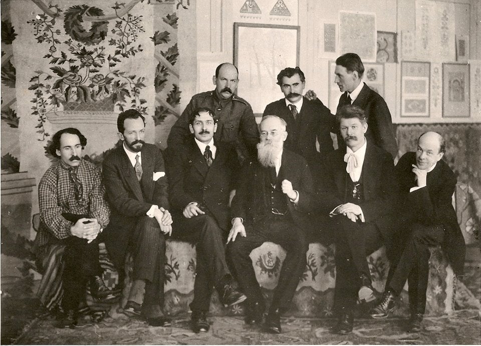 Фундатори Української академії мистецтва: Абрам Маневич, Олександр Мурашко, Федір Кричевський, Михайло Грушевський, Іван Стешенко, Микола Бурачек; стоять Георгій Нарбут, Василь Кричевський і Михайло Бойчук. Київ, 22 листопада 1917 р.