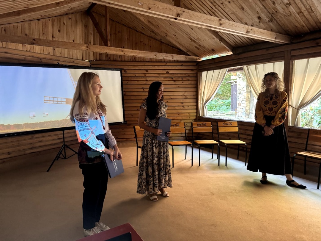 Анастасія Бондар (справа)