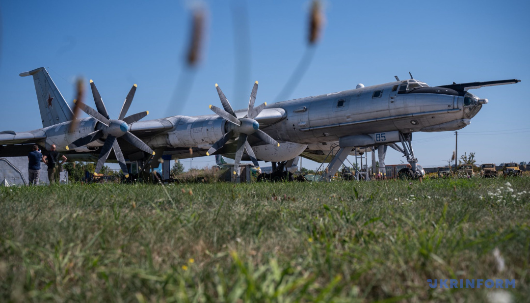 Державний музей авіації України.Ту-142 (за кодифікацією НАТО: Bear-F - «Ведмідь-Ф») - дальній протичовновий літак. 