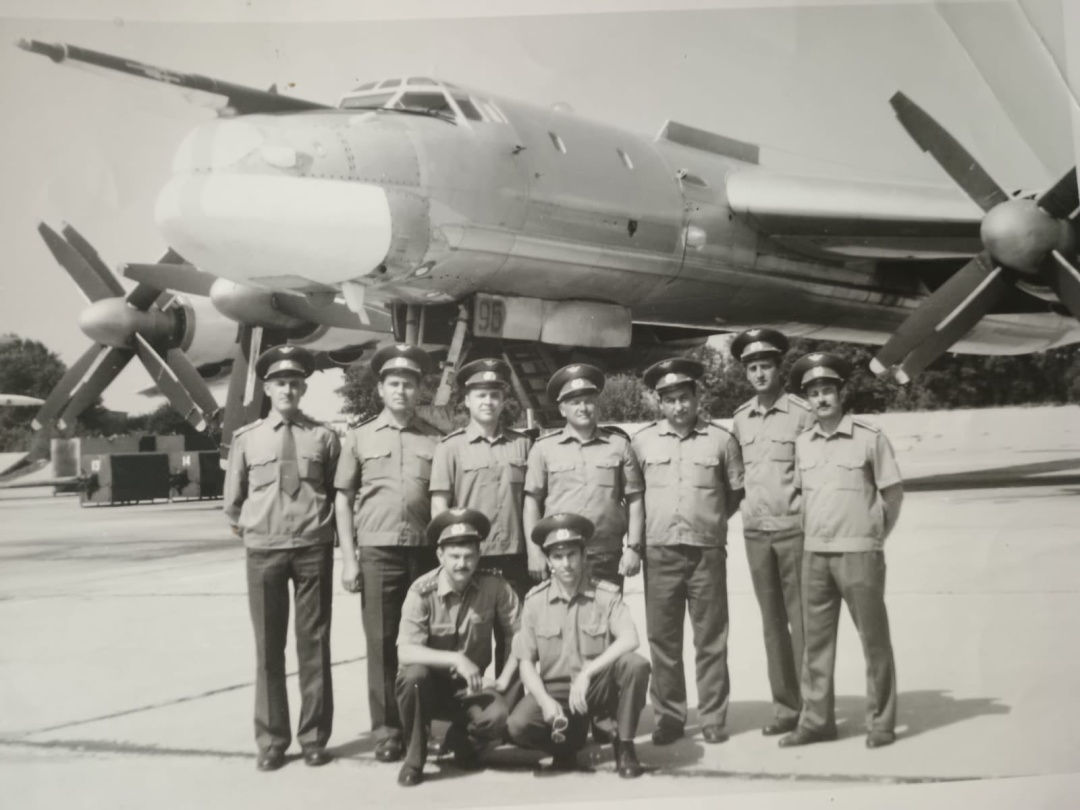Група офіцерів 106-ї ВБАД (третій праворуч Григорій Потапчук). На задньому плані ракетоносець Ту-95МС. Авіабаза Узин, 1991 рік.