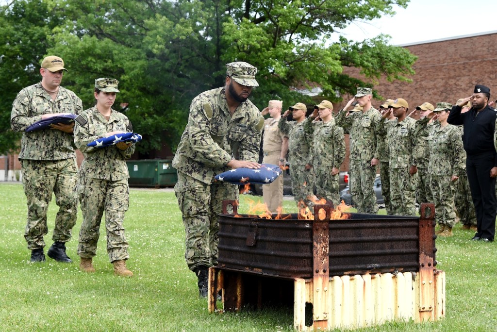 Урочисте вогняне погребіння старих прапорів у США. Фото: armyinform.com.ua