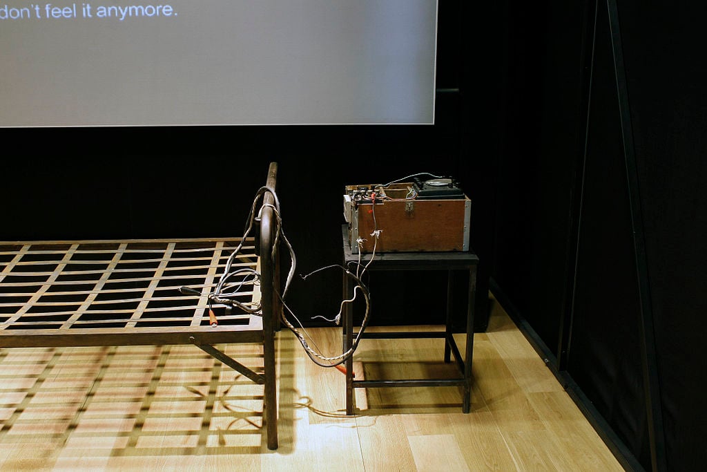 Металічне ліжко, відоме як «гриль», де затриманих піддавали тортурам. Музей пам’яті та прав людини в Сантьяго, Чилі. Фото: wikipedia