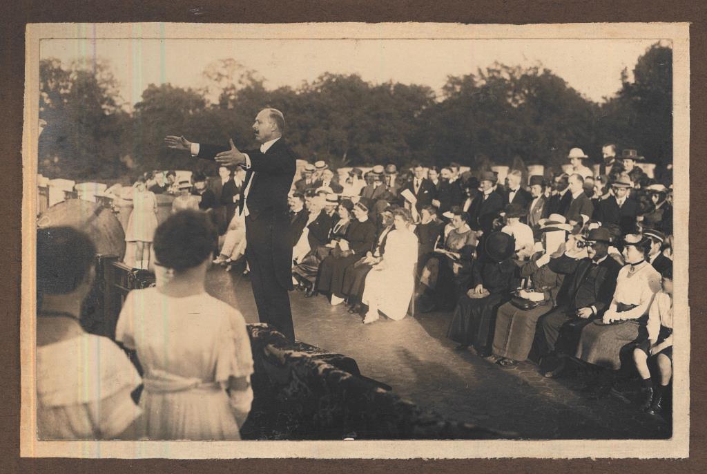 Олександр Кошиць диригує у Берліні, 1920 р. Фото з сайту Осередку української культури та освіти міста Вінніпег у Канаді.