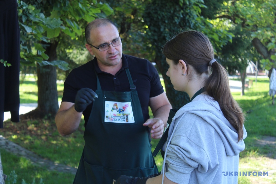 Ініціатор акції Тіберій Йонаш консультує учасницю