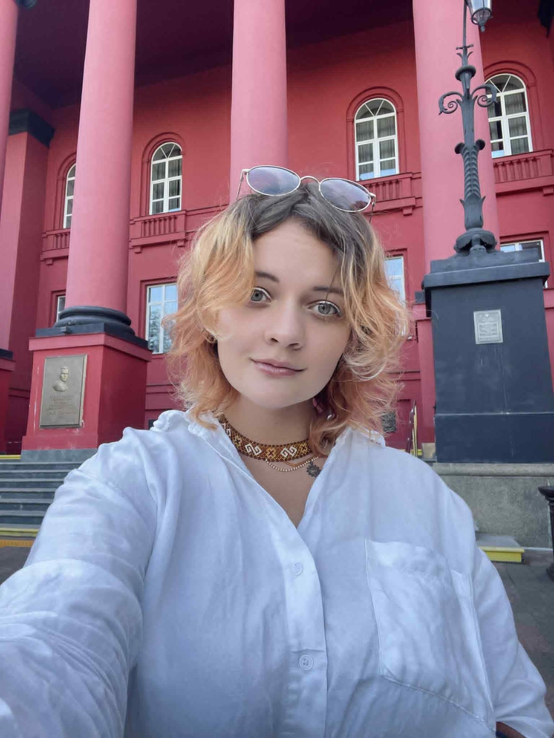 Марія Воротило біля альма-матер, Київського університету Шевченк. Фото надане пані Марією