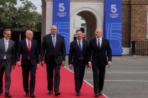 Uderzenia dalekiego zasięgu, obrona powietrzna i produkcja broni: Szmyhal wziął udział w spotkaniu krajów E5 w Londynie