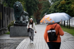 В Україні у вівторок очікуються короткочасні дощі, подекуди грози, вдень до +28°