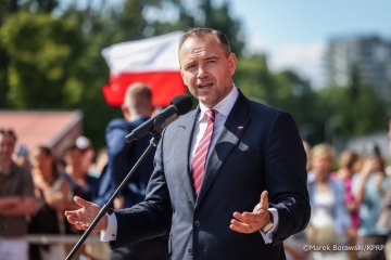 Nawrocki domaga się symetrii w stosunkach z Ukrainą i zaprasza Zełenskiego do Warszawy

