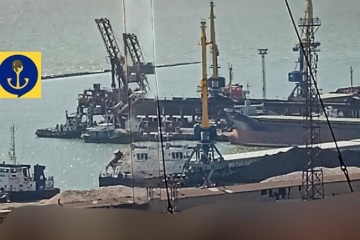 Dans le port de Marioupol, les occupants chargent des navires avec du grain et du charbon ukrainiens volés