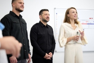 Zelensky visita una de las escuelas de la región de Kyiv en el Día del Conocimiento