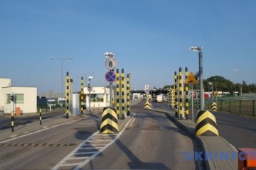 Polish protesters block traffic in front of Medyka border checkpoint