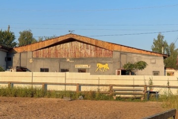 Video zeigt Folgen russischer Drohnenangriffe auf einen Pferdeclub im Gebiet Kyjiw
