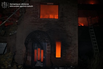 ウクライナ南部ザポリッジャ、ロシア軍の無人機攻撃を受け、民家が炎上　負傷者１名
