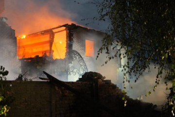 Russische Drohnen greifen Saporischschja an, Haus steht in Flammen, Frau verletzt