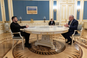 Zelensky trata con Kellogg armas, sanciones y garantías de seguridad