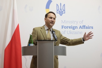 Sikorski weist auf zwei sich widersprechende russische Versionen der Luftraumverletzung Polens hin