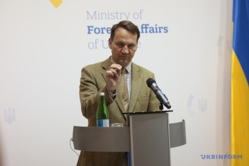 Sikorski insta a Musk a impedir que Rusia utilice Starlink para atacar a Ucrania